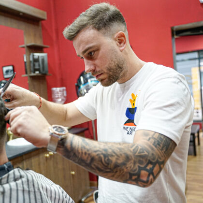 Barbero concentrado cortando