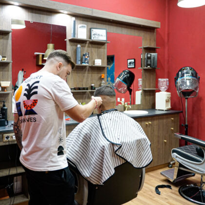 Barbero trabajando en un corte