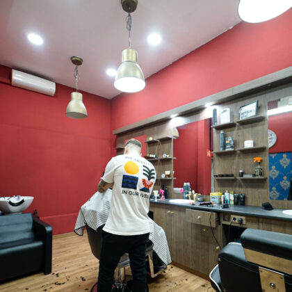 Barbero cortando el pelo de espaldas