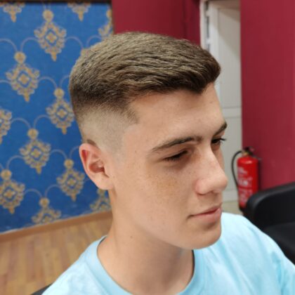 Chico con corte sencillo y clásico