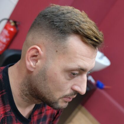 Chico peinado hacia un lado