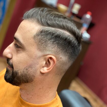 Chico con peinado de lado clásico