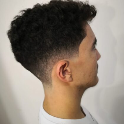 Chico con pelo negro recién cortado