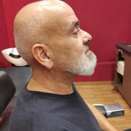 Hombre afeitado y con la barba hecha