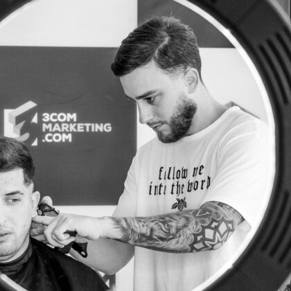 Foto del barbero mientras corta