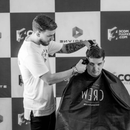 Corte de pelo a un hombre