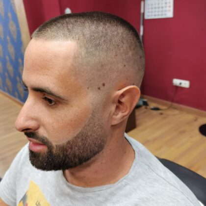 Chico de pelo corto y barba