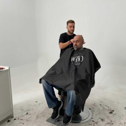 Barbero afeitando a un señor