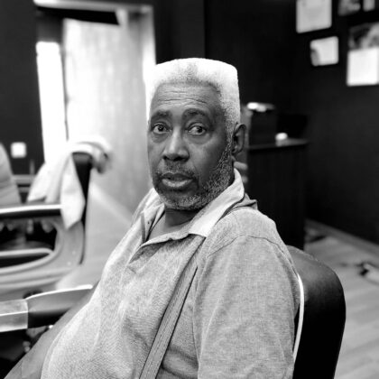 Hombre mirando cámara