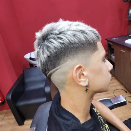 Chico con tinte blanco