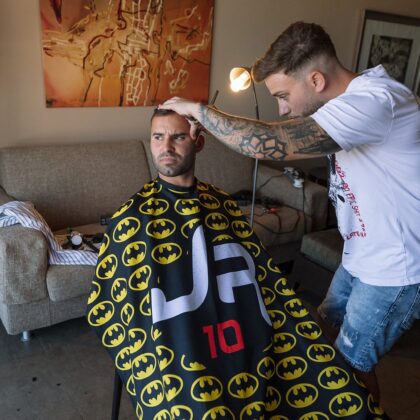 Jesé Rodríguez mientras se corta el pelo