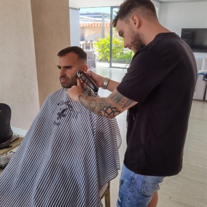Barbero cortando el pelo a Jesé Rodríguez