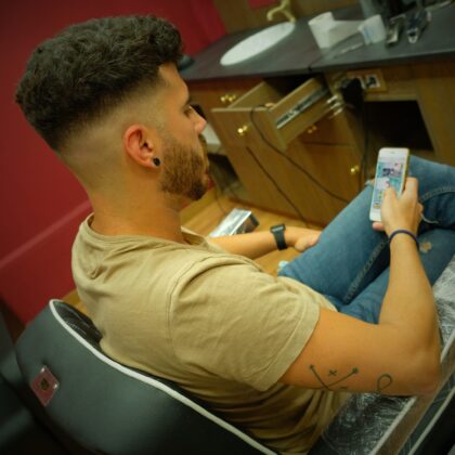 Chico mirando el móvil